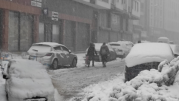 Baharı beklerken kara kış geri geldi: Bastıran kar yağışıyla yollar kapandı