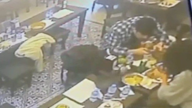 Taksim'de yemekten çıkan böcek müşterinin dudağını ısırdı