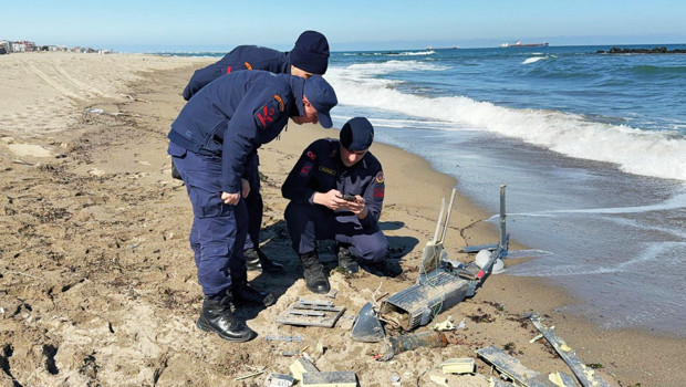 Sahilde parçalanmış İHA bulundu