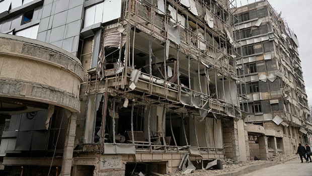 İran'daki Saldırılar Hastaneleri Vurdu: 9 Sağlık Kurumu Kapandı mı?