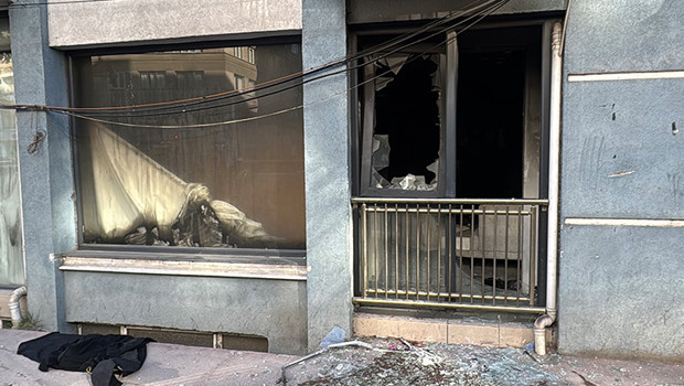 Üst kattaki komşusuna kızdı, kendi yatak odasını yaktı