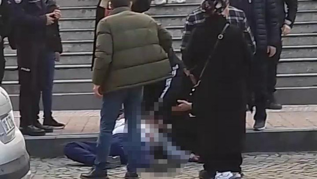 Cinsel istismarla suçladığı kişiyi adliye önünde öldürdü