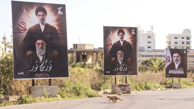 Yaralı olduğu söylenen Mücteba ortada yok ama posterleri her yerde