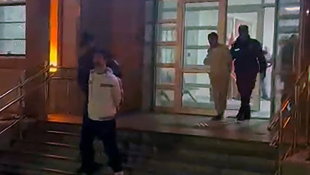 Adana’da Baba ve İki Oğul Yangın Merdiveninde Ele Geçirildi mi?