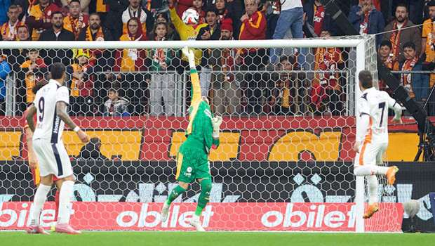 Uğurcan Çakır'dan fair-play örneği!