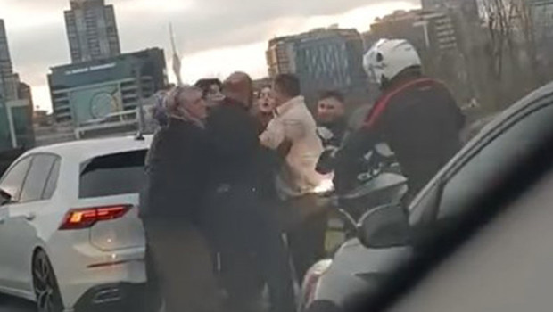 İstanbul'da sürücülerin tekmeli yumruklu kavgası