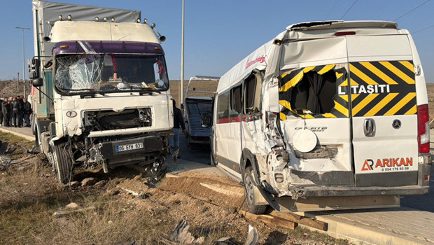 Eskişehir'de TIR, 4 araca çarptı: 12 yaralı