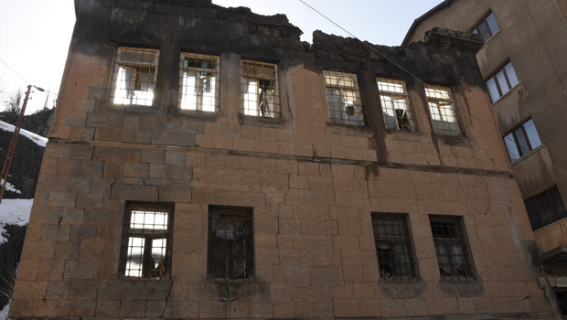 Bitlis’te yoğun kar ve yağmurun ardından alarm! Tarihi evler çöküyor... 150 yıllık konak yıkıldı