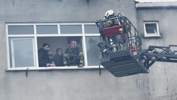 Büyükçekmece'de korkutan yangın! Mahsur kalanlar kurtarıldı