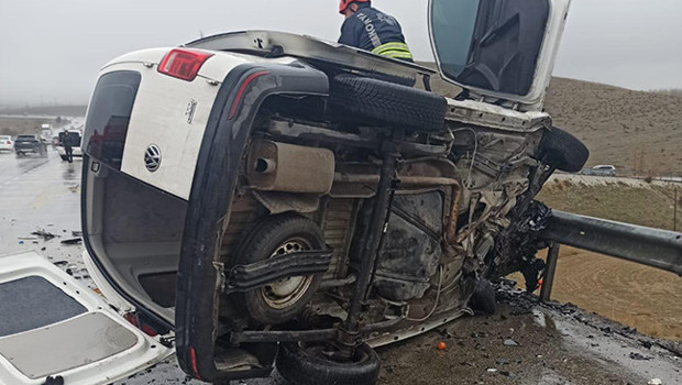 Konya'da otomobille hafif ticari araç çarpıştı: 2 kişi öldü, 4 kişi yaralandı