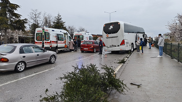 Çorum'da yolcu otobüsü ile kamyonet çarpıştı: 7 kişi yaralandı