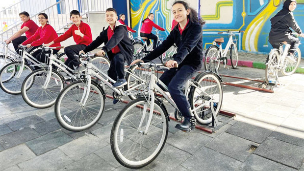 Pedala bastıkça okul ışıldıyor