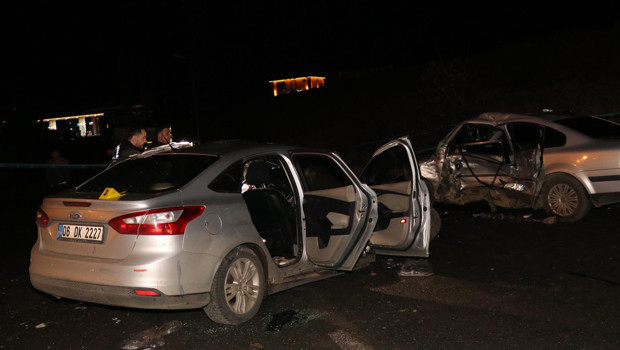 Otomobil, park halindeki araca çarptı: 1’i ağır, 5 yaralı