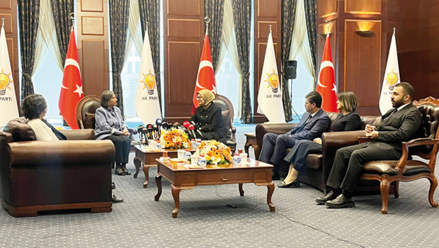 Siyaset bayramlaştı