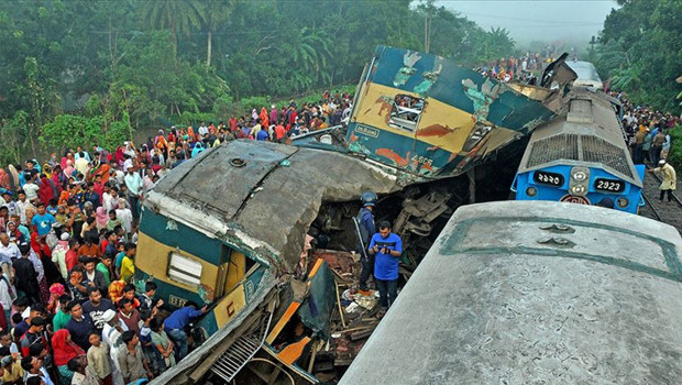 Bangladeş'te otobüs ile tren çarpıştı: 12 ölü