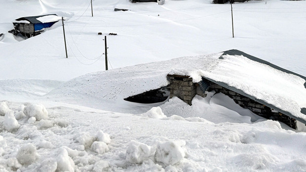 Bölge kara gömüldü: Takvimler 'ilkbahar' ama zemheri kışı yaşıyorlar