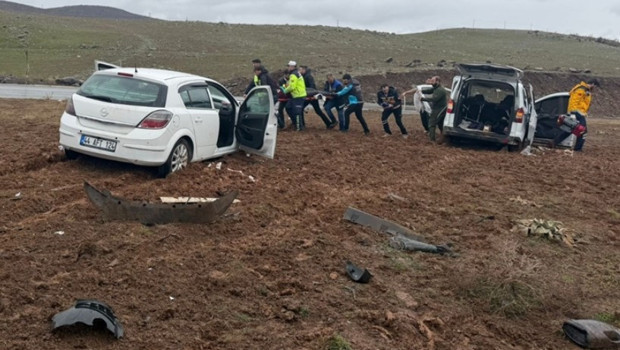 Bingöl’de hafif ticari araçla otomobil çarpıştı: 1’i ağır, 13 yaralı