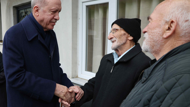 Cumhurbaşkanı Erdoğan, Rize'de Bayram Coşkusunu Komşularıyla Paylaştı