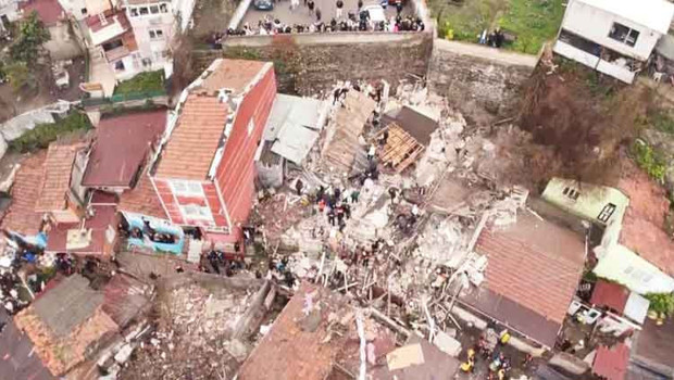 Fatih’te 2 bina çöktü: 1 can kaybı, 10 yaralı! Mahalleli dehşeti anlattı: ‘Bomba patladı sandık’