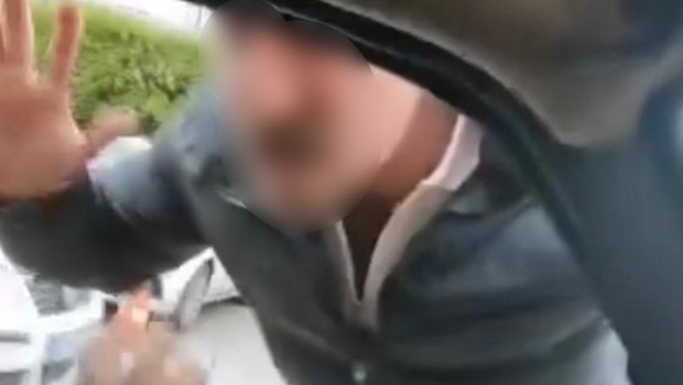 Aile Önünde Yaşanan Saldırının Şok Edici Anları Kamerada