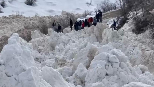 Şırnak'ta Çığ Tehlikesi: Öğrenci Servisi Kıl Payı Kurtuldu!