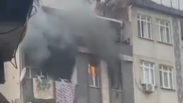 Küçükçekmece'de beş katlı binada yangın: 5 kişi dumandan etkilendi