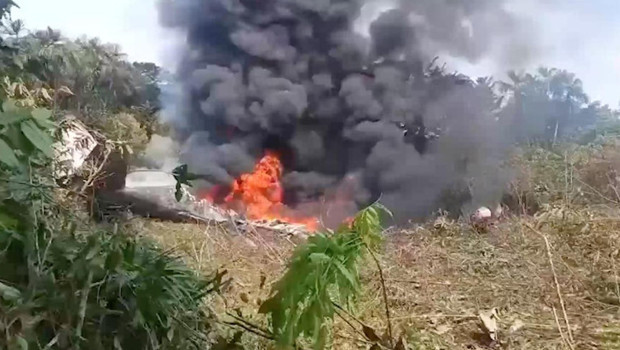 Kolombiya’da 110’dan fazla askeri personeli taşıyan uçak düştü