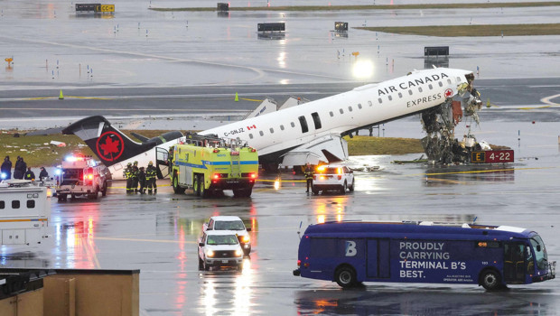 ABD’de dehşet kaza: 2 ölü 43 yaralı... İnişte itfaiye aracına çarptı