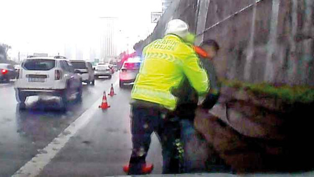 Boğulmaktan polis kurtardı... Heimlich manevrasıyla hayata tutundu