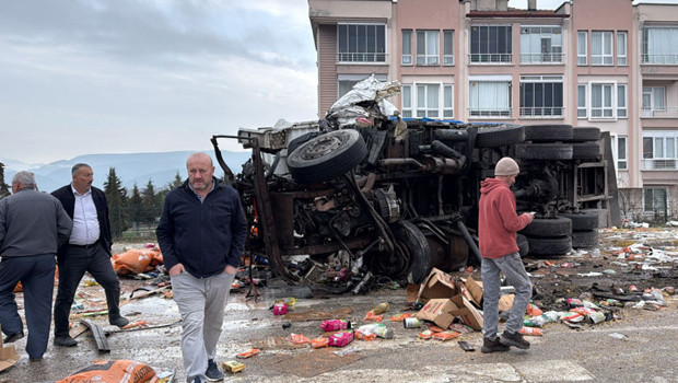 Samsun'da kamyon, 4 araca çarptı: 10'u öğrenci 19 kişi yaralandı