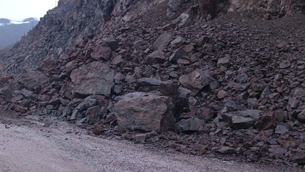 Yüksekova-Van kara yolunda heyelan: Ulaşım durdu