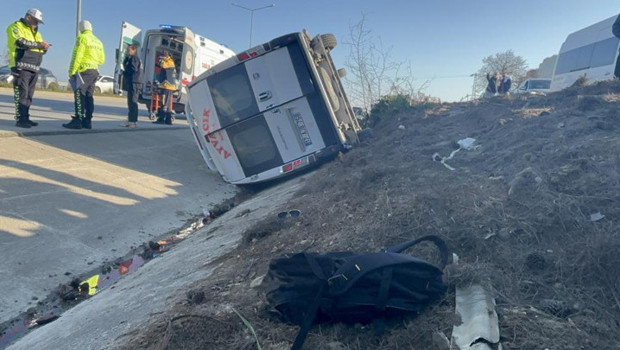 Çanakkale'de yolcu minibüs ile otomobil çarpıştı: 8 yaralı