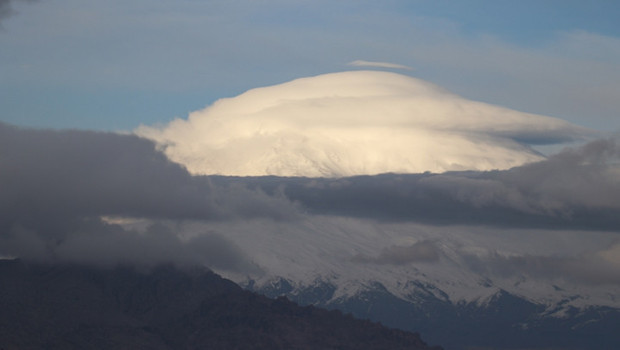 Mercek bulutu, Ağrı Dağı'nın zirvesinde güzel görüntüler oluşturdu