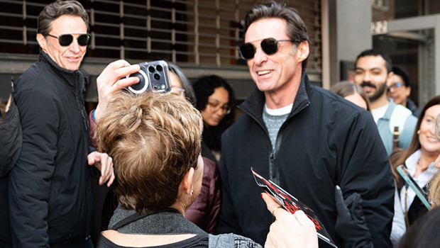 İhanetin utancıyla yüklü omuzları çöktü gitti… Yüzü gülüyor ama içindeki acıdan saçları bile beyazladı!