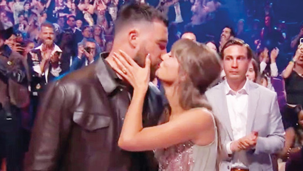 7 ödül aldı aşkını öptü