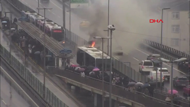 Şişli'de metrobüste yangın