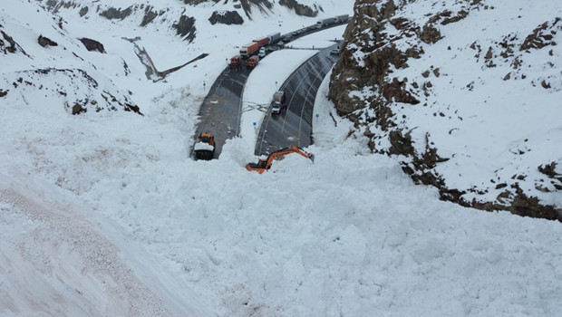 Çığdan son anda kurtuldu! 'Dağdan duman yükseldiğini gördüm'