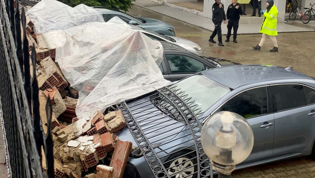 Aydın'da İstinat Duvarı Çöktü, 4 Araç Zarar Görmüş Olabilir Mi?