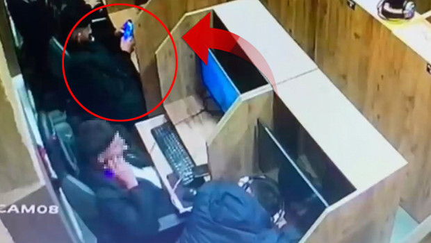 Beyoğlu’nda uyuyakalan kişinin cep telefonunu çalıp oyun oynamaya devam etti