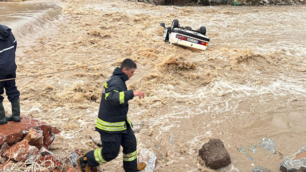 Otomobil sel sularına kapıldı: 1 ölü