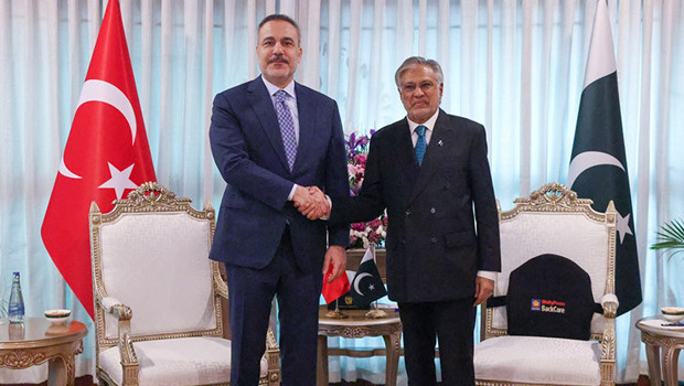 Dışişleri Bakanı Hakan Fidan Pakistan'da! mevkidaşı Dar ile bir araya geldi