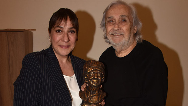 Dümbüllü ödülü Binnur Kaya'ya verildi