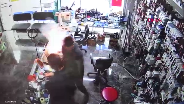 Tamire getirilen cep telefonunun bataryası patladı