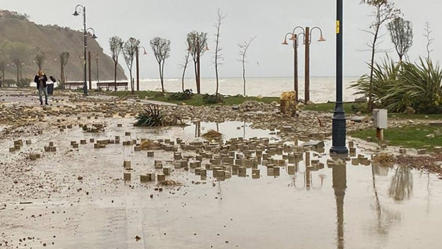 İstanbul'da Sağanak Yağış, Toprak Kaymalarını Tetikledi mi?