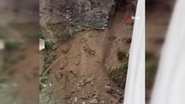 Eyüpsultan'da istinat duvarı çöktü