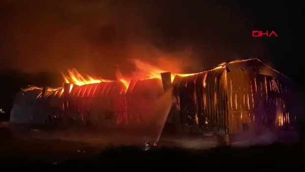 Osmaniye’de kağıt fabrikası yangını