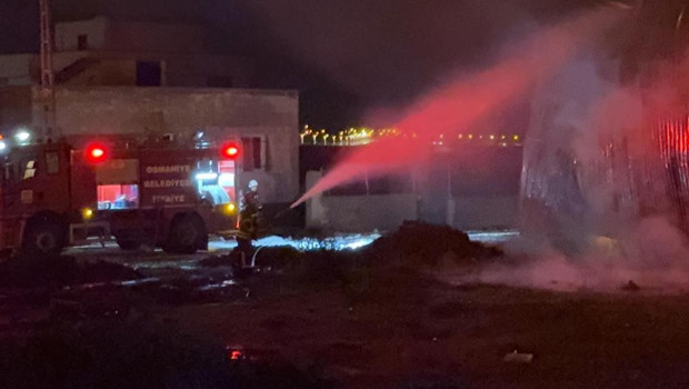 Osmaniye'deki Karton Fabrikasında Yangın: Ekipler Hızla Müdahale Etti mi?