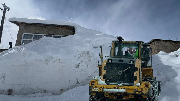 Nisan'da Kışın Şoku: Yüksekova'da Kar Kalınlığı 2 Metreyi Aştı mı?