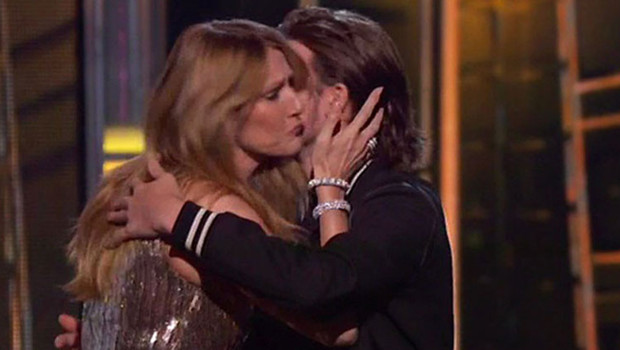 'Kariyeri bitti, kendi de ölür' diyenler öylece bakakaldı: Çaresiz hastalığına kafa tuttu, mucizenin adı oldu: Tüm dualar kabul edildi, sahneye dönüyor