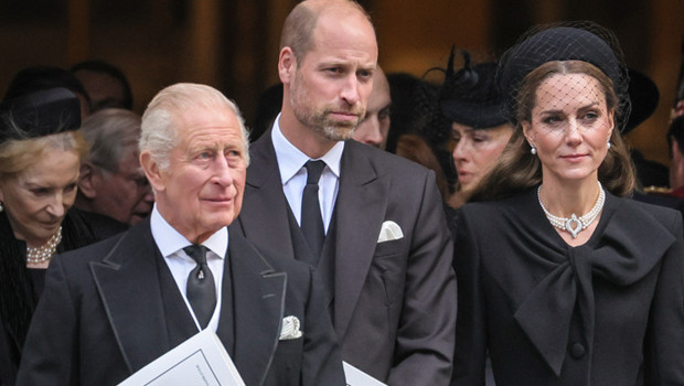 Küçük oğlu açıktan, büyüğü sessizce kuyusunu kazıyor... Herkesin önünde 'can ciğer' görünüyorlar... Evin içinde birbirlerine girdiler!